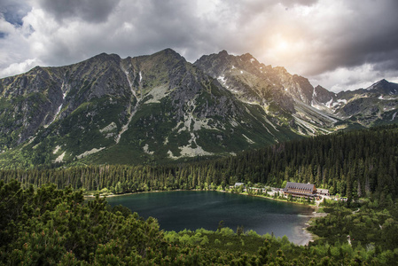 山风景在湖的背景。高 Tatras