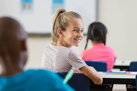 学生女孩坐在教室里图片