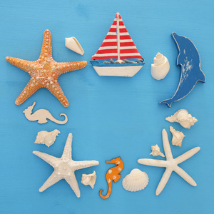 航海和暑假概念以海生活方式对象贝壳和海星在蓝色木质背景