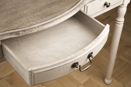 打开老式抽屉的木制写字桌照片