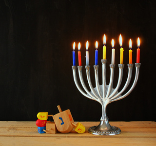 图像的犹太节日光明节与烛台 传统烛台 和木制陀螺 陀螺。复古的滤波的图像