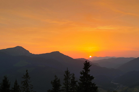 欧洲山脉背后的日落风景图片