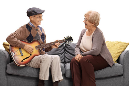 老人对老年女人弹吉他图片