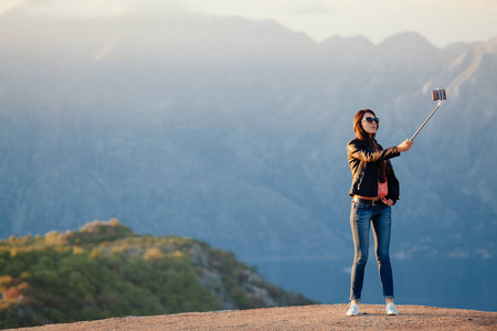 快乐的女人旅行及近照一张自拍照