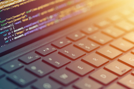 在笔记本电脑屏幕上编写 html 和编程的手, web 开发, 开发照片