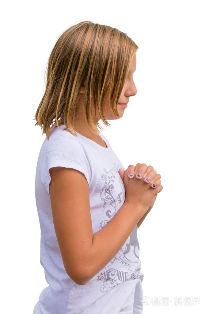 浅色的头发,穿着白色 t 恤的孩子向上帝祈祷