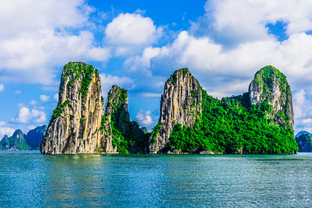 在下龙湾湾山群岛