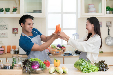 有趣的亚洲情侣模拟与胡萝卜的战斗亚洲情侣厨师