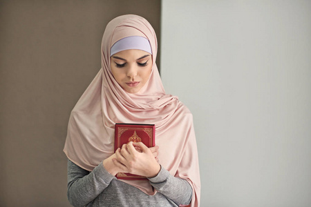 在室内举行古兰经和祈祷的年轻穆斯林妇女穆斯林男孩读 namaz moo 与