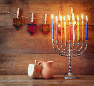 犹太节日光明节与甘露节的低调形象传统