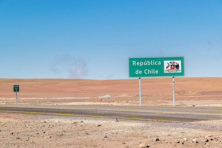 阿塔卡马沙漠山向玻利维亚穿过沙漠穿越路上的智利共和国边界标志