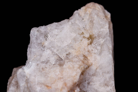 黑色背景下的宏观矿物石硅石将切开自然的石头矽卡岩和踪迹关于磨光向