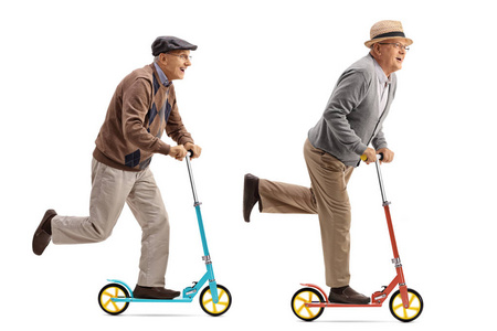 两个性格开朗的老年男性骑滑板车照片