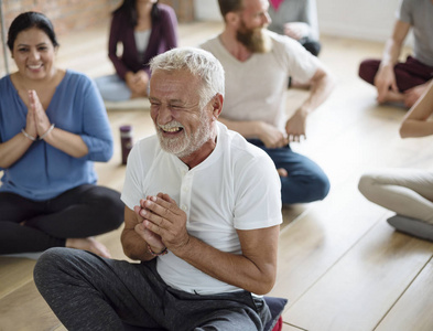 人在做 joga 类中