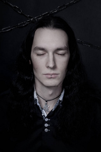 美丽的哥特式帅哥吸血鬼照片