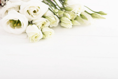 白色木桌上的白玫瑰花束