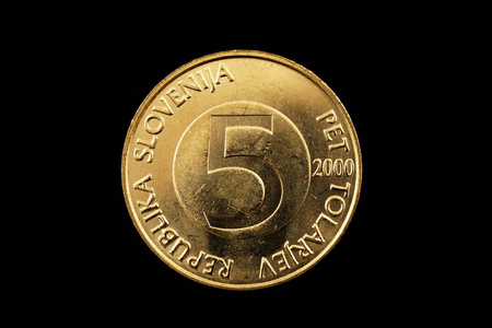 在黑色背景上孤立的斯洛文尼亚五终端硬币的宏观图像