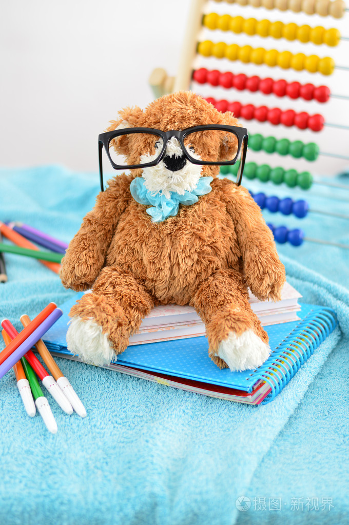 学校用品.戴着眼镜的泰迪熊