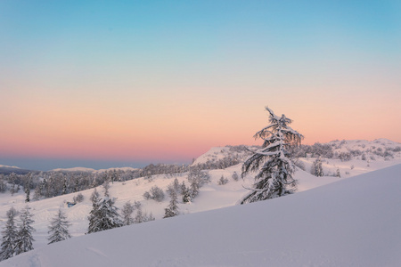 Julian 阿尔卑斯山的神奇日落冬天