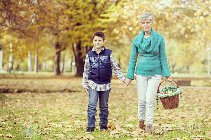 奶奶和孙子去秋公园里野餐