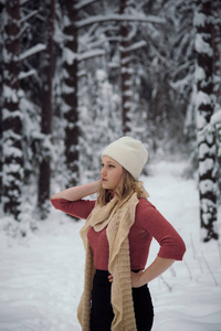 女孩走在冬季的森林