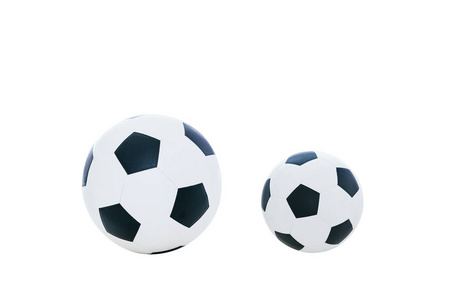 比较的大和小足球。白色背景上孤立