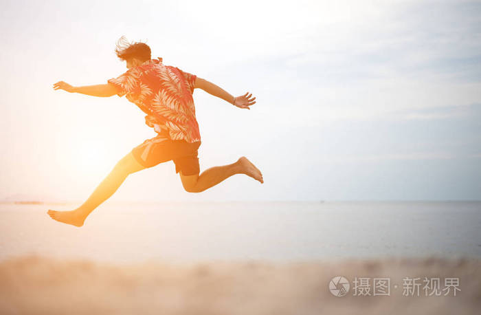 竞技年轻人享受夏天 在一个热带海滩跳跃照片 正版商用图片0g0btp 摄图新视界 竞技年轻人享受夏天 在一个热带海滩跳跃照片 正版商用图片0g0btp 摄图新视界