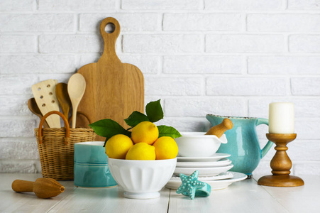 把柠檬放在厨房桌子上的碗里.厨房静物照片