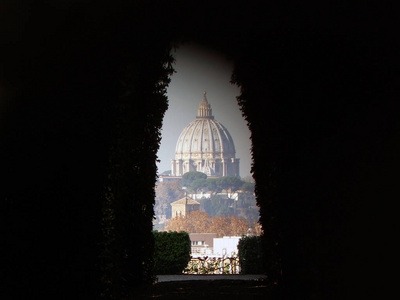 罗马 意大利。圣伯多禄圆顶从 Il 肘看到德拉 serratura 在罗马