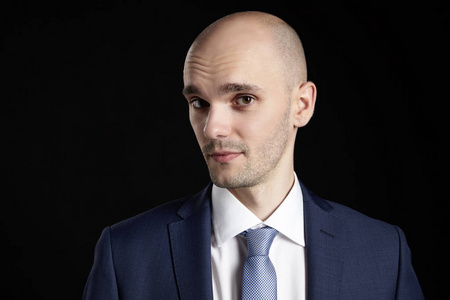 在黑色的秃头男人照片