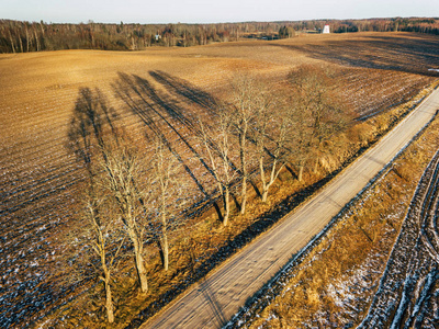 空中无人机摄影在阳光明媚的冬日里的一条路
