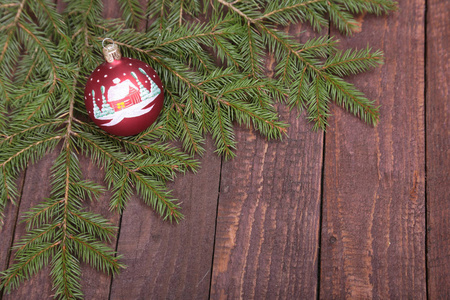 装饰圣诞树用木制背景上的球