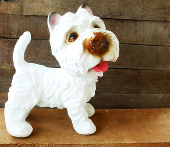 木制背景静物陶瓷欢迎狗
