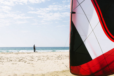 英俊的男人 kitesurfer 的肖像