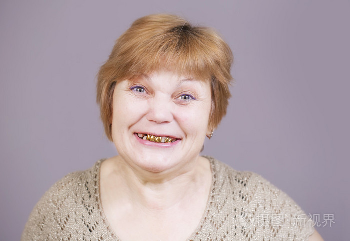 非常情绪化的金牙女人灰色背景