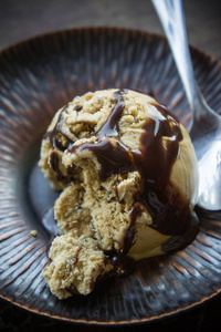 黑暗的冰淇淋，巧克力冰冰激凌，美味的冰淇淋