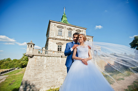 温柔的新婚夫妇背景老建筑的城堡