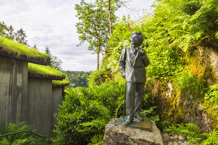 著名的挪威作曲家格里格的雕塑图片
