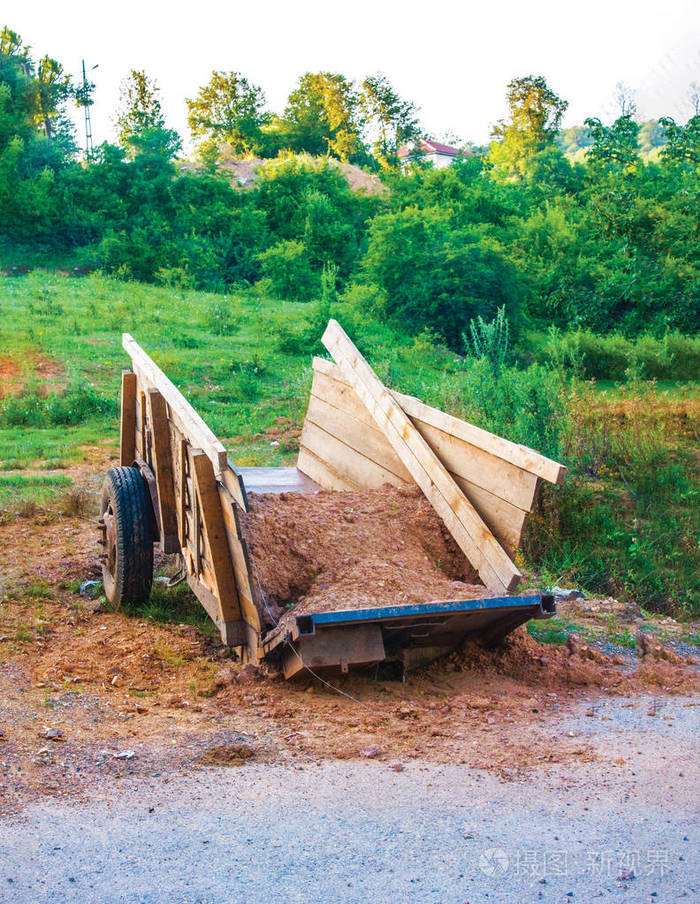 花园中的木质拖车