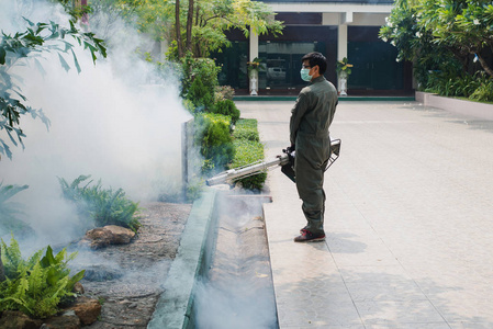 男子工作喷雾灭蚊预防传播登革热及 zika 照片