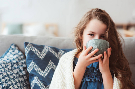 儿童女孩喝热茶, 以恢复流感。治愈儿童和保护免疫免受季节性病毒, 健康概念