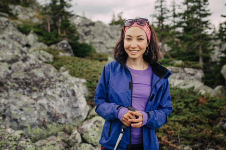 女人的徒步旅行者正跋涉在山间的石头和岩石的领域。高的峰值渺无音讯