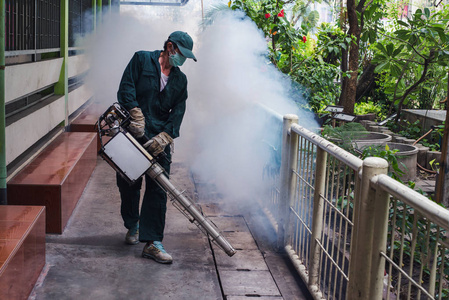男子工作喷雾灭蚊预防传播登革热及 zika 照片