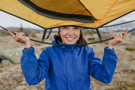女人在山区国家公园设置了一个帐篷营地