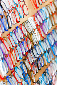 特写彩色眼镜挂在商店显示为客户 s