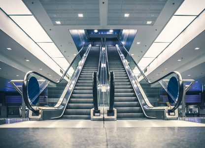 蓝色自动扶梯图片