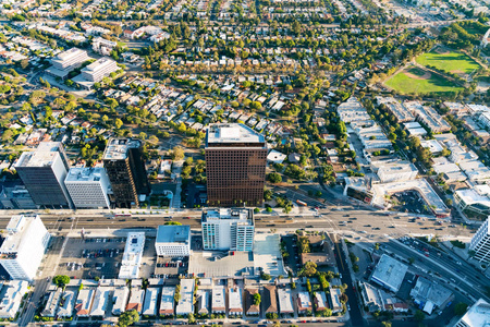 建筑物在洛杉矶威尔希尔大道上的鸟瞰图