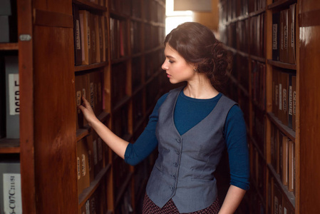 在高校图书馆的年轻女子图片