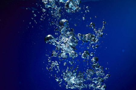 水中漂浮冰块图片