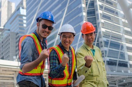 我们做到了, 工程师, 技术员和建筑师尖叫显示他们的强大的手一起站在